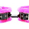 Розовые меховые наручники с ремешками из лакированной кожи